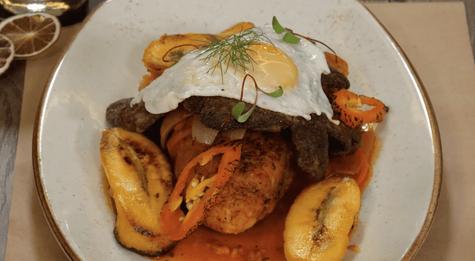 Tacu tacu a lo pobre con salsa escabechada.     Tacu tacu a lo pobre con salsa escabechada.