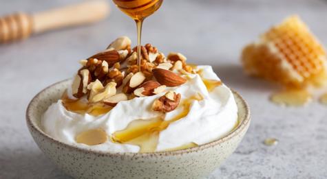  El yogur griego es más espeso, rico en proteínas y con un sabor más intenso debido a su proceso de colado. Fuente: Shutterstock.   