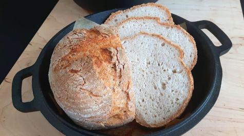  Cocinar pan en una olla permite obtener una corteza crujiente y un interior esponjoso.&nbsp;    