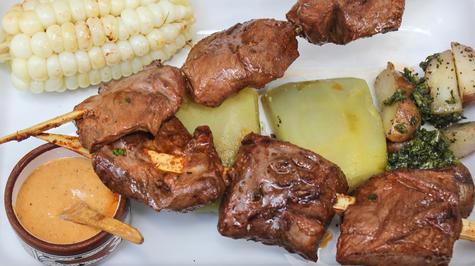 Los anticuchos se sirven con papa sancochada, choclo y cremas de ají. Los anticuchos se sirven con papa sancochada, choclo y cremas de ají.