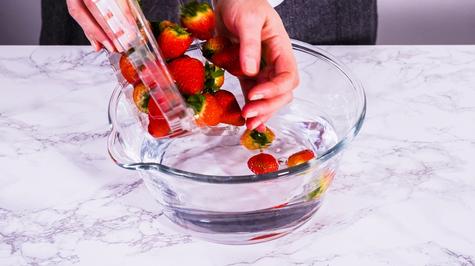 La mejor manera de eliminar los pesticidas es usando agua.   