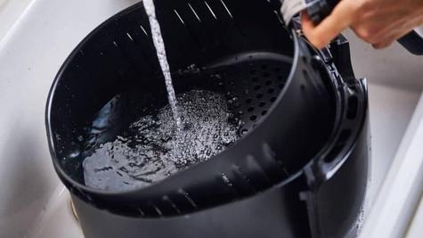  Evitar la introducción de líquidos en la freidora de aire    