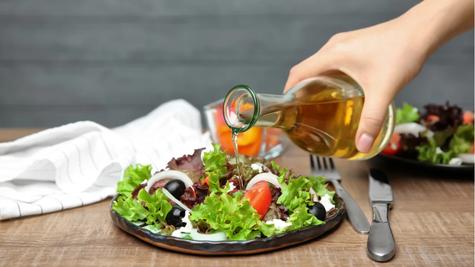 El vinagre ayuda a condimentar ensaladas   