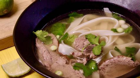 La sopa Pho se prepara con fideos de arroz, huesos de res, jengibre, anís estrellado y otros condimentos. La sopa Pho se prepara con fideos de arroz, huesos de res, jengibre, anís estrellado y otros condimentos.