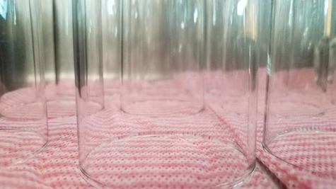 Guardar los vasos boca abajo es un riesgo para la salud. Guardar los vasos boca abajo es un riesgo para la salud.