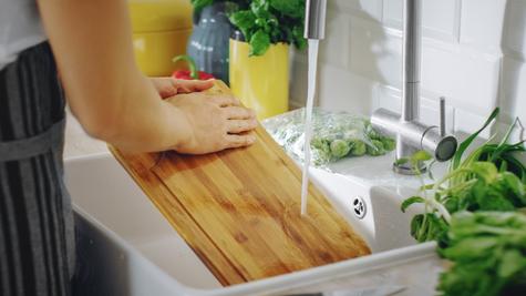 Desinfecta los utensilios de madera con vinagre y luego enjuágalos con abundante agua. Desinfecta los utensilios de madera con vinagre y luego enjuágalos con abundante agua.