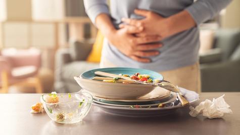 El consumo excesivo de palta puede causar hinchazón, gases y estreñimiento.   