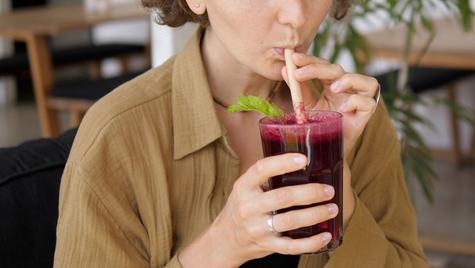 El jugo de vampiro tiene vitaminas y minerales que benefician al cuerpo humano.    El jugo de vampiro tiene vitaminas y minerales que benefician al cuerpo humano.