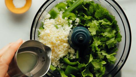 El ají verde "peruano" se prepara con insumos mexicanos como el queso cotija y los jalapeños. El ají verde "peruano" se prepara con insumos mexicanos como el queso cotija y los jalapeños.