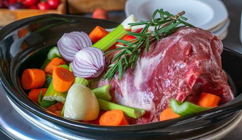  Si descongelaste la carne en el microondas, debes cocinarla inmediatamente.   