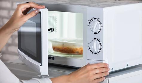 . Solamente los envases de plástico con las etiquetas 2, 4 y 5 son adecuados para ser utilizados en el microondas      . Solamente los envases de plástico con las etiquetas 2, 4 y 5 son adecuados para ser utilizados en el microondas