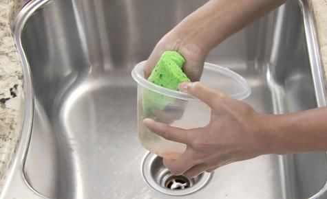 No se debe dejar humedad en el táper No se debe dejar humedad en el táper