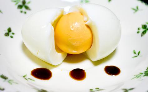 Si el huevo cambió de color o tiene mal olor, deséchalo. Si el huevo cambió de color o tiene mal olor, deséchalo.