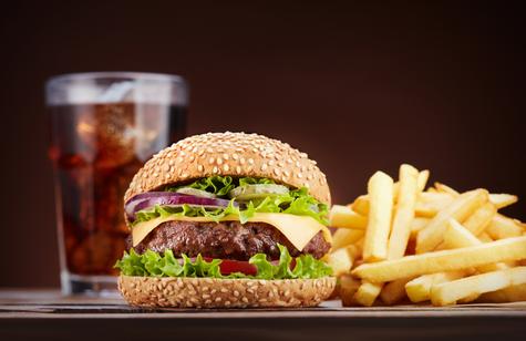 En una variedad de alimentos procesados de marcas conocidas se encontraron partículas de plástico.    En una variedad de alimentos procesados de marcas conocidas se encontraron partículas de plástico.