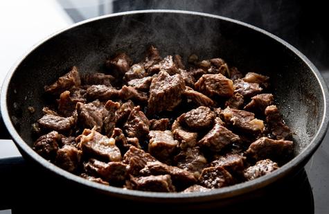 Calienta a fuego bajo para ablandar la carne. Calienta a fuego bajo para ablandar la carne.