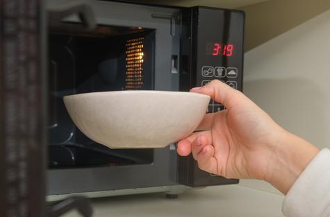 El microondas tiene oro en su composición.   