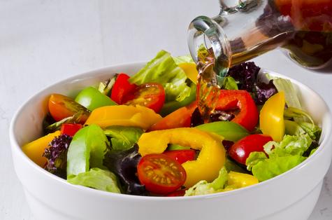 Aderezo con vinagre de manzana para ensalada.   