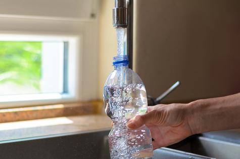 No uses varias veces la misma botella de plástico ya que se pueden desprender los microplásticos y causar daños en el organismo. No uses varias veces la misma botella de plástico ya que se pueden desprender los microplásticos y causar daños en el organismo.