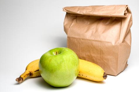 Para acelerar la maduración del plátano se recomienda envolverlo junto con una fruta madura. Para acelerar la maduración del plátano se recomienda envolverlo junto con una fruta madura.