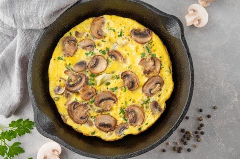 El omelette de huevo con espinaca y champiñones, tiene propiedades antioxidantes que previenen los signos de la edad.    El omelette de huevo con espinaca y champiñones, tiene propiedades antioxidantes que previenen los signos de la edad.