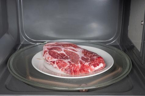 Usar el microondas para descongelar la carne puede dejar áreas crudas .   