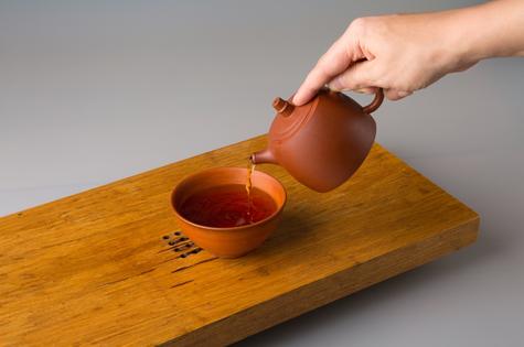 El té de kukicha tiene calcio, vitamina C y minerales. El té de kukicha tiene calcio, vitamina C y minerales.