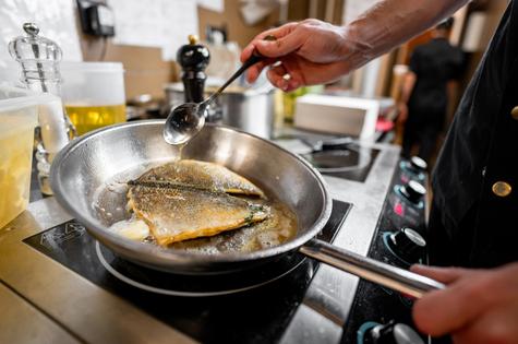 No laves el pescado antes de freírlo.   