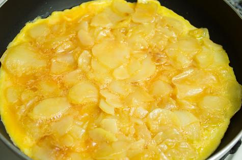 Fríe la tortilla de papas sin aceite. Fríe la tortilla de papas sin aceite.