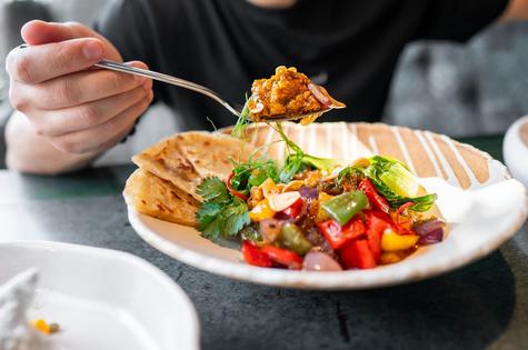 Comer rápido causa problemas digestivos. Comer rápido causa problemas digestivos.