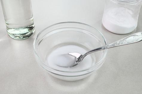 La solución de vinagre con bicarbonato ayuda a remover la grasa de la cocina.   