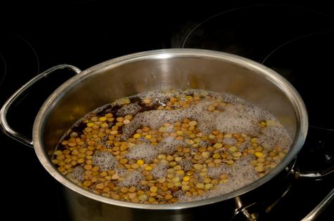 El vinagre evita que las lentejas se deshagan.    El vinagre evita que las lentejas se deshagan.