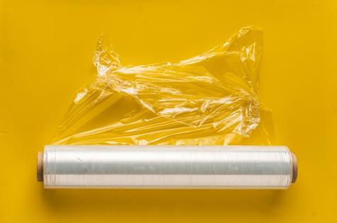 Envuelve la carne en papel film y luego guárdalo en una bolsa hermética.   