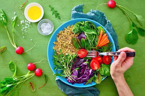 Subir la diversidad bacteriana se logra con dietas ricas en frutas, verduras y granos integrales, mientras que los ultraprocesados la perjudican. Fuente: Shutterstock. Subir la diversidad bacteriana se logra con dietas ricas en frutas, verduras y granos integrales, mientras que los ultraprocesados la perjudican. Fuente: Shutterstock.