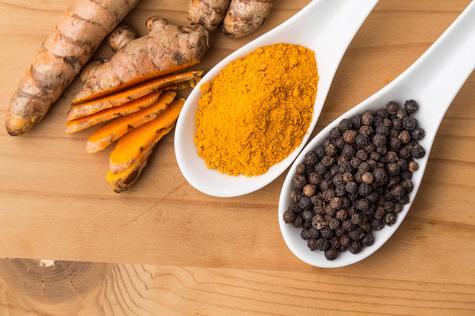 La cúrcuma necesita consumirse con otros insumos, como la pimienta negra, para que actúe.   