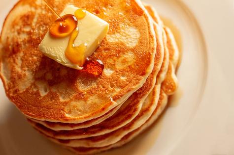 Hotcakes con miel y mantequilla, típico desayuno norteamericano. Hotcakes con miel y mantequilla, típico desayuno norteamericano.