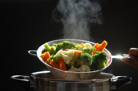 Cocinando verduras al vapor    Cocinando verduras al vapor