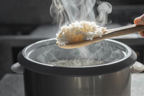 Calentar el arroz a fuego lento Calentar el arroz a fuego lento