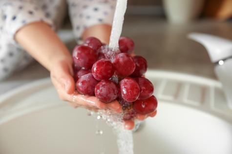 Se debe enjuagar las uvas para eliminar la suciedad Se debe enjuagar las uvas para eliminar la suciedad