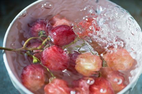 Mezclar y sumergir el racimo de uvas en una solución Mezclar y sumergir el racimo de uvas en una solución