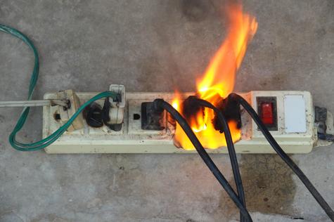 Para evitar problemas, es mejor conectar electrodomésticos y dispositivos de alto consumo directamente a los enchufes de la pared Para evitar problemas, es mejor conectar electrodomésticos y dispositivos de alto consumo directamente a los enchufes de la pared