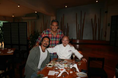 Ricardo Arjona y Toshiro Konishi (chef de comida nikkei) Ricardo Arjona y Toshiro Konishi (chef de comida nikkei)