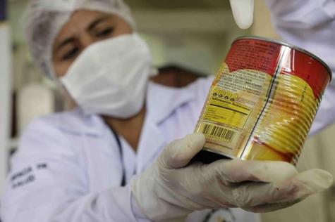 Busca signos de daños, como abolladuras, abultamientos u óxido.      Busca signos de daños, como abolladuras, abultamientos u óxido.