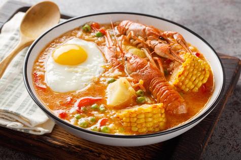 Sopa arequipeña, hecha de camarones, papa, choclo, habas, queso, leche y huacatay. Sopa arequipeña, hecha de camarones, papa, choclo, habas, queso, leche y huacatay.