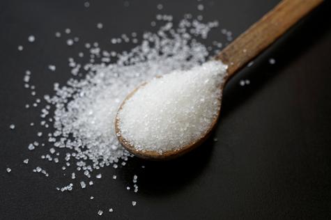 El azúcar puede reducir el sabor salado de la comida.      El azúcar puede reducir el sabor salado de la comida.