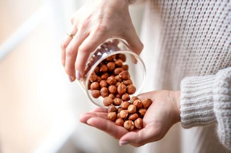 Las avellanas poseen calcio, fósforo y magnesio, esenciales para el fortalecimiento de los huesos. Las avellanas poseen calcio, fósforo y magnesio, esenciales para el fortalecimiento de los huesos.