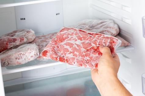 Descongelar la carne en el microondas crea condiciones favorables para que las bacterias se multipliquen.   