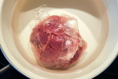 Una de las mejoras formas de descongelar la carne es sumergiéndola en agua fría.   