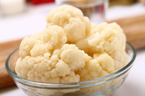 la coliflor contiene compuestos de azufre que le otorgan su olor penetrante. la coliflor contiene compuestos de azufre que le otorgan su olor penetrante.