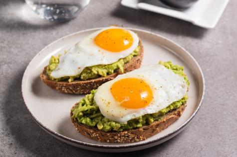 El huevo contiene vitaminas A, B6, B12, D y E.    El huevo contiene vitaminas A, B6, B12, D y E.