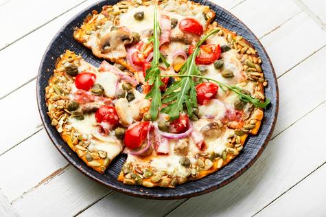 Pizza con masa de avena.    Pizza con masa de avena.